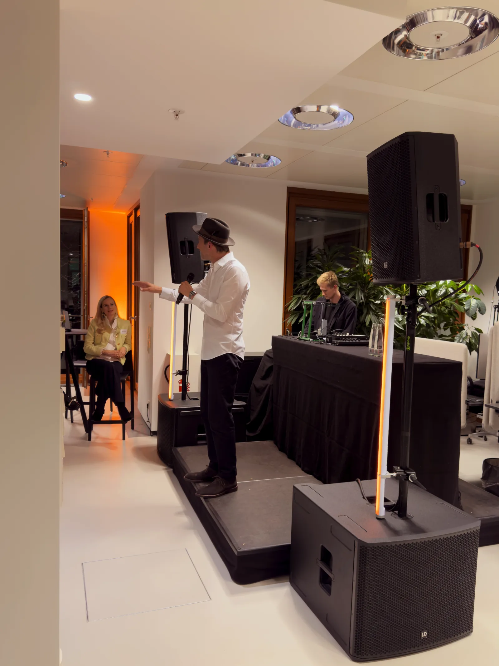 DJ-Setup mit professionellem Lautsprechersystem im Saal